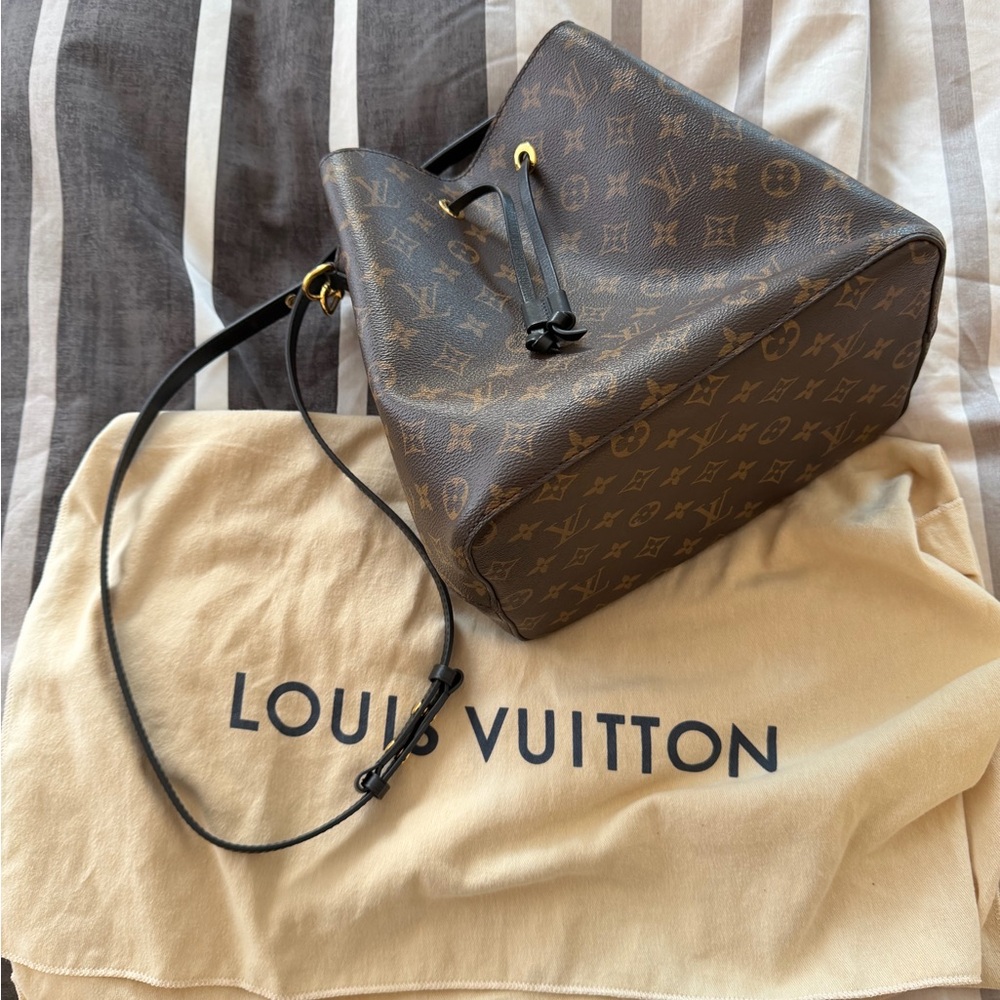 Louis Vuitton NéoNoé MM in Monogram Shoulder Bag